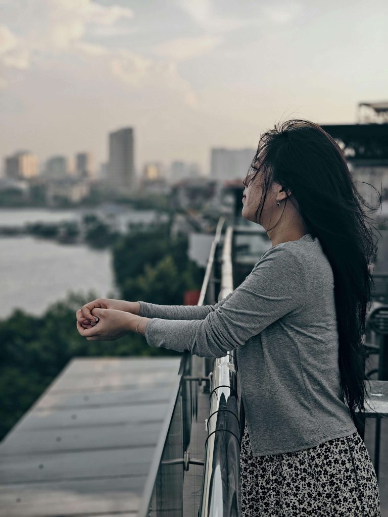 city | anorexia nervosa recovery | eating disorder recovery coaching | eating disorder recovery coach | England | Scotland | Ireland Thoughtful woman standing next to a railing looking out at a skyline. With the help of a supportive eating disorder recovery coach in England, you can begin to heal and recovery from anorexia in healthy ways.
